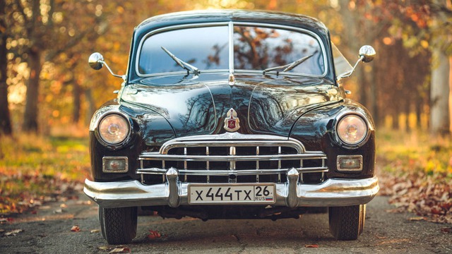 Xe lãnh tụ một thời GAZ-12 ZIM Limousine tìm chủ mới với giá 60.000 USD - Ảnh 1.
