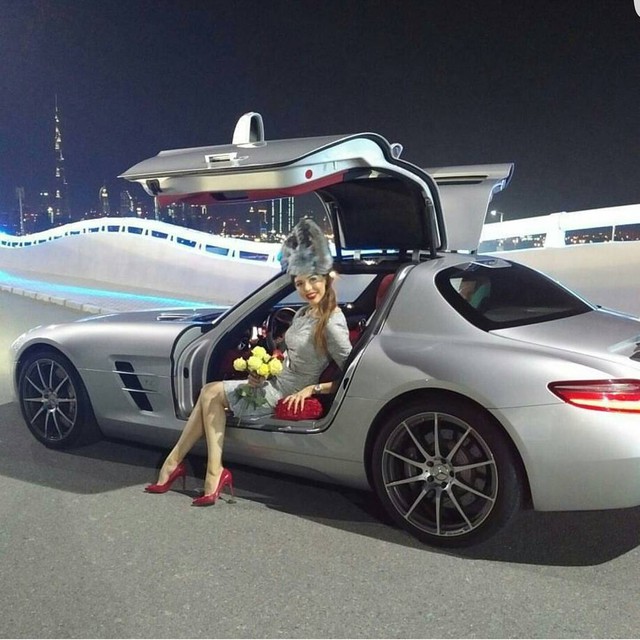 
Những chiếc Mercedes-Benz SLS AMG có vẻ là lựa chọn phổ biến của các tiểu thư tại Dubai.
