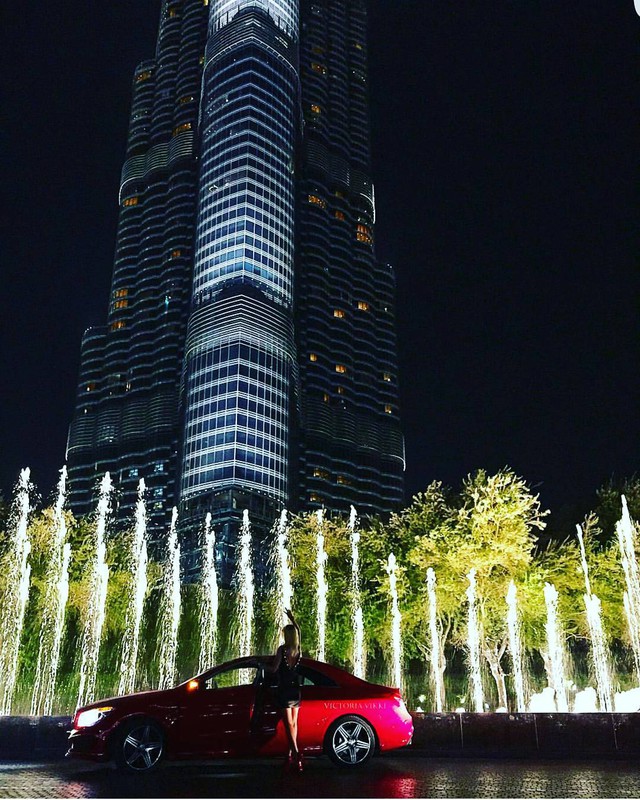 
Một cô tiểu thư khoe dáng bên xe với nền là tòa nhà Burj Khalifa nổi tiếng nhất của Dubai.
