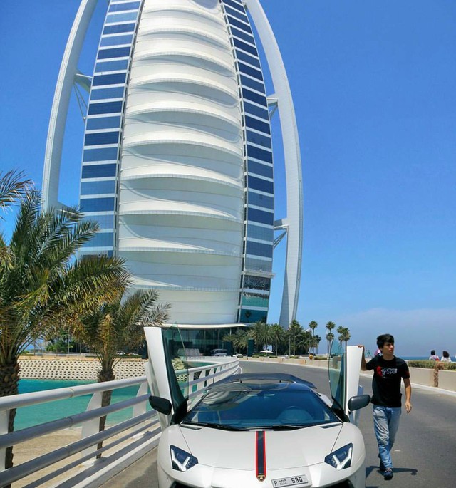 
Hội con nhà giàu Dubai còn thích chụp ảnh bên siêu xe với nền đằng sau là những tòa nhà chọc trời.
