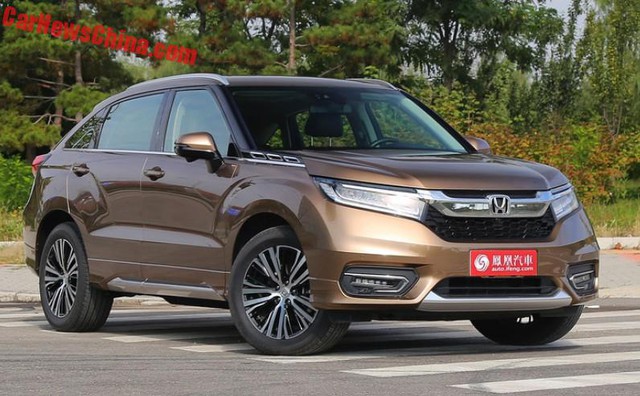 
Sau khi chính thức trình làng trong triển lãm Thành Đô 2016 diễn ra vào hồi đầu tháng 9 năm nay, mẫu SUV 5 chỗ Honda Avancier đã bắt đầu được bày bán tại thị trường Trung Quốc. Đây cũng là thời điểm hãng Honda công bố giá bán chính thức của mẫu SUV đầu bảng Avancier.
