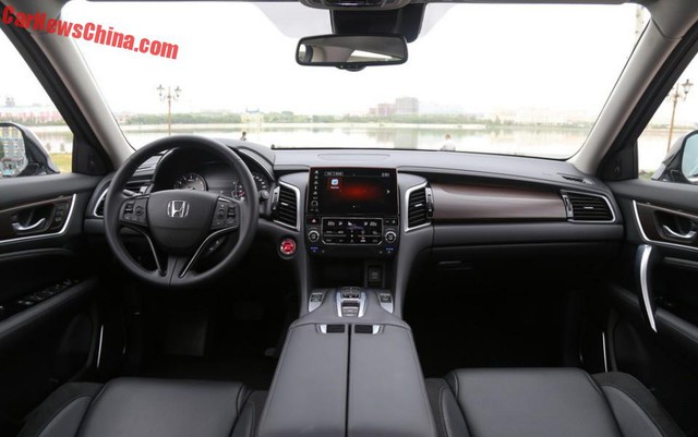 
Bên trong Honda Avancier là không gian nội thất bọc da và ốp gỗ sang trọng. Ở cụm điều khiển trung tâm có màn hình cảm ứng 10,1 inch. Hệ thống thông tin giải trí của xe tương thích với các ứng dụng như Honda Connect và Apple CarPlay nhưng lại thiếu Baidu CarLife vốn rất phổ biến tại Trung Quốc.
