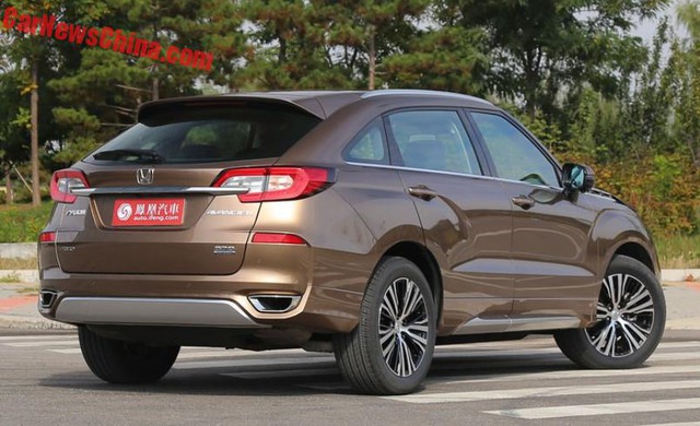 
Theo đó, tại thị trường Trung Quốc, Honda Avancier có giá dao động từ 269.800 - 328.900 Nhân dân tệ, tương đương 889 triệu - 1,08 tỷ Đồng. So với CR-V, Honda Avancier được định vị cao hơn dù cũng đi kèm nội thất 5 chỗ. Ngoài ra, Honda Avancier còn nhắm đến các đối thủ 7 chỗ như Toyota Highlander và Ford Edge tại thị trường Trung Quốc.

