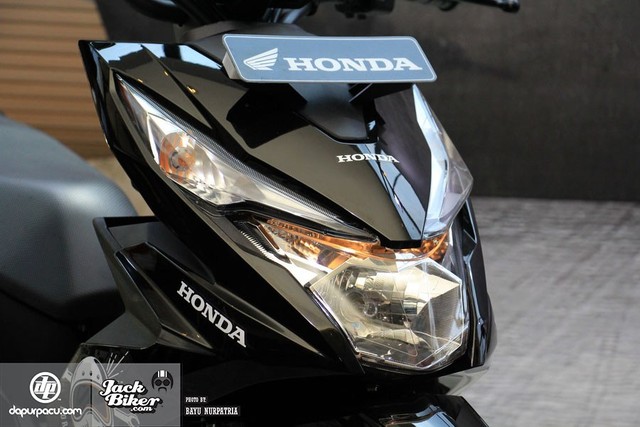 
Ngoài ra, Honda Beat Street cũng đi kèm đèn pha cỡ lớn, kết hợp với đèn xi-nhan hình đôi cánh nằm ngay bên trên. 
