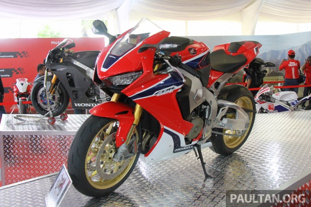 
Ngoài ra, Honda CBR1000RR 2017 còn đi kèm những trang bị ấn tượng khác như bộ vành hợp kim màu vàng nổi bật, tông xuyệt tông với phuộc trước mang nhãn hiệu Ohlins. Theo hãng Honda, CBR1000RR 2017 được trang bị hệ thống treo bán chủ động điện tử.
