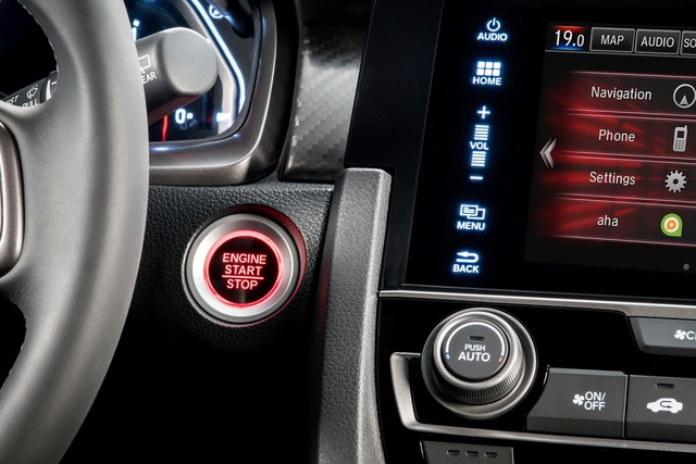 
Bên cạnh đó, Honda Civic Hatchback 2017 còn được trang bị hệ thống âm thanh Display Audio hỗ trợ ứng dụng Apple CarPlay và Android Auto, ghế sưởi ấm, ghế trước chỉnh điện cùng tính năng khởi động máy từ xa.
