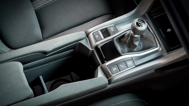 Về an toàn, Honda Civic Hatchback 2017 có hệ thống kiểm soát hành trình thích ứng, hỗ trợ duy trì làn đường, cảnh báo va chạm phía trước, phát hiện điểm mù và phanh giảm nhẹ va chạm.