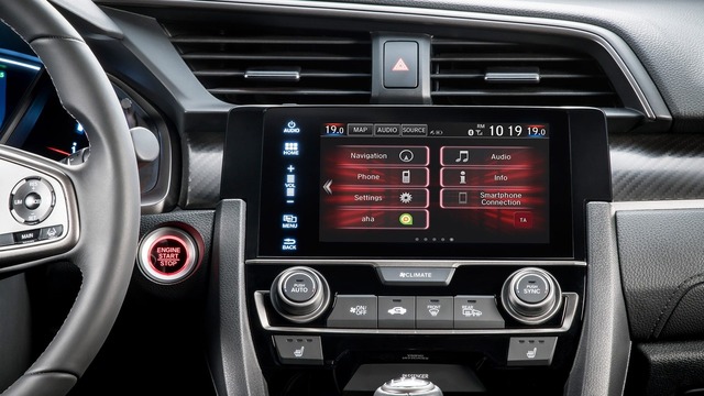 Tất cả đều kết hợp với hệ thống thông tin giải trí đi kèm màn hình cảm ứng 7 inch, tương thích với Apple CarPlay và Android Auto. Nếu muốn có hệ thống định vị vệ tinh Garmin trên Civic Hatchback 2017, khách hàng phải trả thêm tiền.