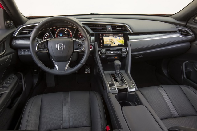 Bên trong Honda Civic Hatchback 2017 là không gian nội thất và khoang hành lý rộng rãi hàng đầu phân khúc. Theo hãng Honda, khoảng duỗi chân 91 cm ở hàng ghế sau của Civic Hatchback 2017 cũng đứng đầu phân khúc.