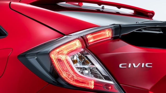 Trao đổi với tạp chí Autocar, hãng Honda khẳng định chưa có kế hoạch dùng hệ dẫn động hybrid cho Civic Hatchback 2017 trong tương lai gần. Về mặt kỹ thuật, cơ sở gầm bệ mới của Honda Civic hoàn toàn có thể đáp ứng hệ dẫn động thân thiện với môi trường hơn. Tuy nhiên, cơ sở gầm bệ này không phù hợp với hệ dẫn động điện.