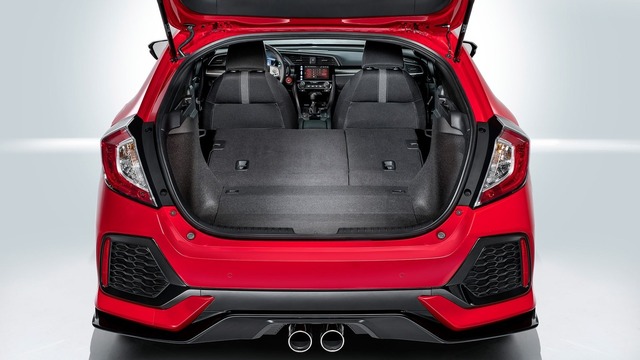 Khi ghế sau chưa được gập xuống, Honda Civic Hatchback 2017 có thể tích khoang hành lý 478 lít tương tự phiên bản cũ.