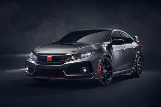 Honda Civic Hatchback 2017 thông thường vốn đã sở hữu thiết kế rất hầm hố. Thế nhưng, so với Type R 2018, Honda Civic Hatchback thế hệ mới vẫn thua xa về độ thể thao.