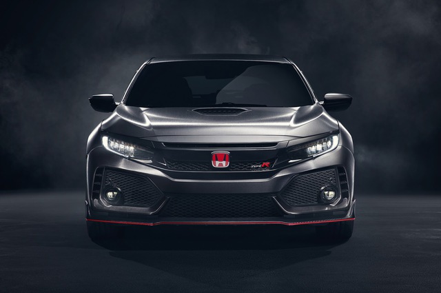 Qua những hình ảnh đầu tiên do hãng Honda cung cấp, có thể thấy Civic Type R 2018 được trang cánh gió trước cỡ lớn và hốc gió bổ sung ở hai góc cản va trước/sau. Ngay cả sau vòm bánh trước cũng có thêm hốc gió mới.