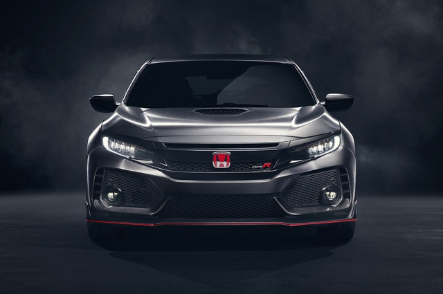 
Qua những hình ảnh đầu tiên do hãng Honda cung cấp, có thể thấy Civic Type R 2018 được trang cánh gió trước cỡ lớn và hốc gió bổ sung ở hai góc cản va trước/sau. Ngay cả sau vòm bánh trước cũng có thêm hốc gió mới.
