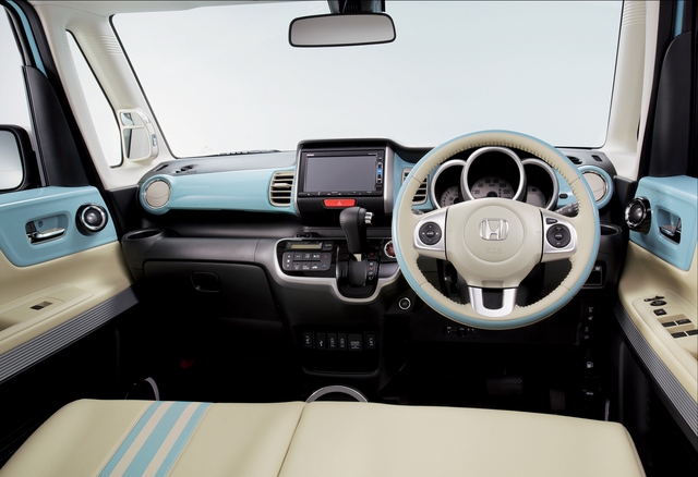 Bên trong Honda N-Box Slash 2017 có 6 gói phụ kiện nội thất cho khách hàng chọn lựa. Trong đó, có gói phụ kiện mới mang tên Trekking Style.