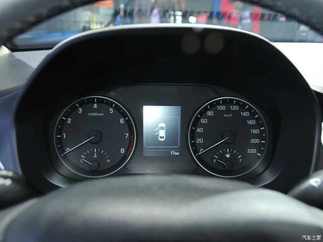 
Bước vào Hyundai Accent Hatchback 2017, người lái sẽ nhận ra vô lăng tích hợp phím chức năng và cụm đồng hồ giống i20.
