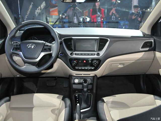 
Bên trong Hyundai Accent Hatchback 2017 là không gian nội thất có thiết kế giống với phiên bản sedan.
