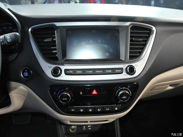 Thêm vào đó là hệ thống thông tin giải trí với màn hình cảm ứng 7 inch và hỗ trợ tính năng Apple CarPlay, điều hòa không khí tự động...