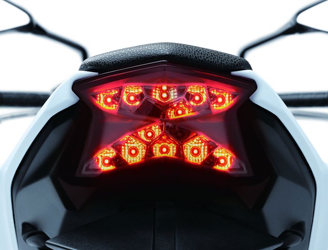 
... và đèn hậu của Kawasaki Z650 đều được áp dụng công nghệ LED hiện đại.
