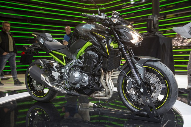 
Trong triển lãm EICMA 2016 diễn ra tại Milan, Ý, hãng Kawasaki đã trình làng cặp đôi mô tô mang kiểu dáng naked bike mới là Z650 và Z900 2017. Nếu như Z650 ra đời để thay thế ER-6n thì Kawasaki Z900 lại là kẻ kế nhiệm Z800.
