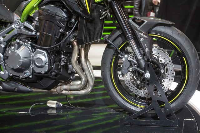 Ngoài ra, Kawasaki Z900 2017 còn được trang bị phuộc hành trình ngược 41 mm tùy chỉnh theo tải phía trước. Đằng sau là giảm xóc cũng có thể tùy chỉnh theo tải.
