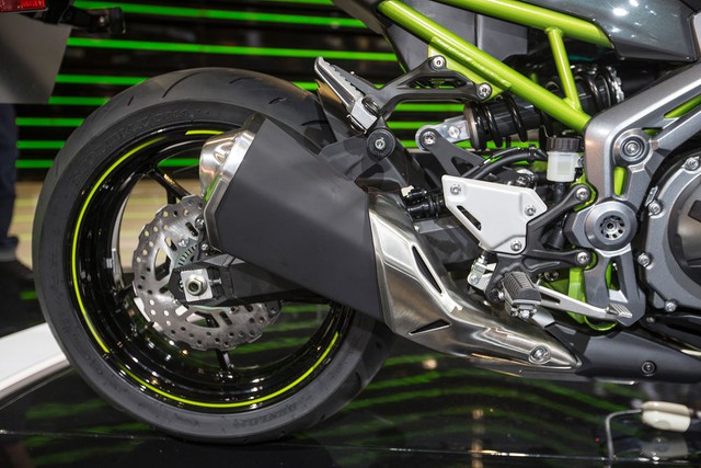 Những điểm nhấn khác của Kawasaki Z900 2017 bao gồm yên cao 794 mm...