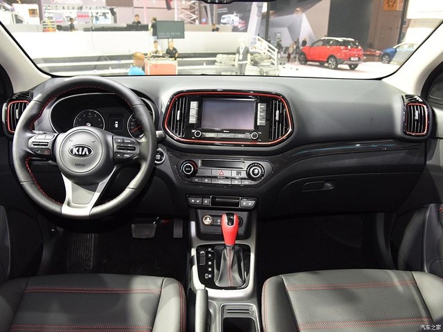 Bước vào bên trong Kia KX3 2016, người lái sẽ được chào đón bằng không gian nội thất không thay đổi so với trước.