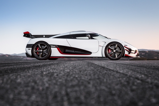 
Tại thị trường Mỹ, Koenigsegg One:1 có giá khởi điểm lên đến 3 triệu USD, tương đương hơn 67,5 tỷ Đồng. Thế nhưng, một đại gia Mỹ đã chi hẳn số tiền 10 triệu USD, tương đương 225 tỷ Đồng, để sở hữu chiếc siêu xe Koenigsegg One:1 mang số khung #112.
