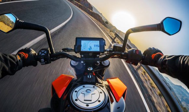 
Cụm đồng hồ dạng kỹ thuật số với màn hình màu LCD và hệ thống KTM My Ride cho phép kết nối điện thoại thông minh.
