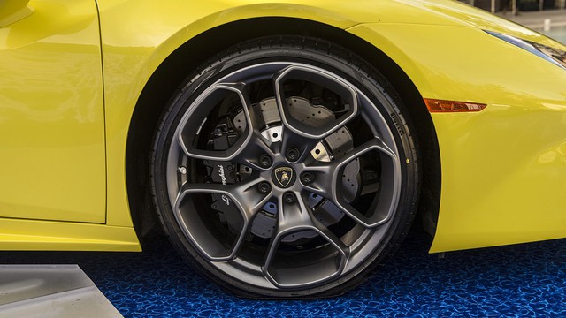 
Ngoài ra, mẫu siêu xe dẫn động cầu sau này còn đi kèm lốp Pirelli PZerro được thiết kế dành riêng cho dòng Lamborghini Huracan. Lốp đồng hành với vành Kari 19 inch và đĩa phanh bằng thép đặc biệt.
