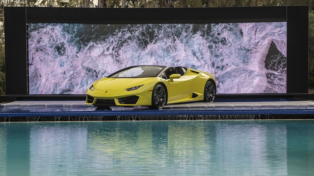 
Cách đây 1 năm, cũng trong triển lãm Los Angeles, hãng Lamborghini đã vén màn phiên bản dẫn động cầu sau của siêu xe Huracan mang tên LP580-2. Đến nay, trong triển lãm Los Angeles 2016, hãng Lamborghini lại tiếp tục trình làng phiên bản dẫn động cầu sau của Huracan Spyder.
