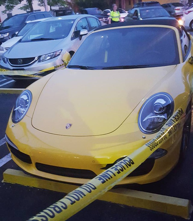 
Chiếc Porsche 911 của cụ bà 61 tuổi nằm trong bãi đỗ xe của một nhà hàng.
