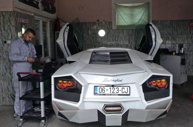 Chiếc Lamborghini Reventon tự chế nhìn từ phía sau.