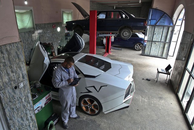 
Anh Selmani tự chế chiếc Lamborghini Reventon trong xưởng chữa chữa ô tô của gia đình.
