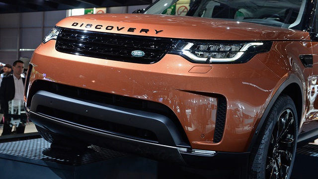 
Khi có mặt trên thị trường, Land Rover Discovery 2018 đi kèm không dưới 17 màu sơn ngoại thất như cam, bạc, trắng, đen, xám, xanh dương, xanh lục và đỏ. Dự kiến, Land Rover Discovery 2018 sẽ bắt đầu được bày bán tại thị trường Mỹ vào giữa năm sau với giá khởi điểm 49.990 USD, tương đương 1,1 tỷ Đồng.
