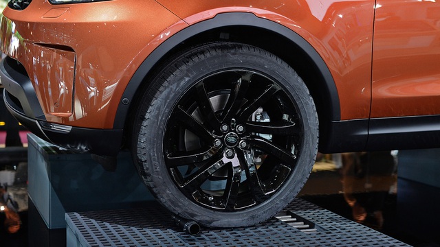 
Trong số những tính năng mới của Land Rover Discovery thế hệ thứ 5, đáng chú ý có cơ cấu Intelligent Seat Fold đầu tiên trên thế giới. Đây là cơ cấu cho phép người lái thay đổi cấu hình của hàng ghế thứ 2 và thứ 3 bằng nút bấm điều khiển ở phía sau xe, trên màn hình cảm ứng trung tâm hoặc thông qua ứng dụng trên điện thoại thông minh. Thêm nữa là công nghệ Auto Access Height cho phép giảm chiều cao gầm thêm 40 mm để hành khách lên/xuống xe dễ dàng hơn.
