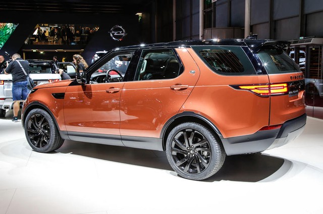 
Thêm vào đó, Land Rover Discovery thế hệ cũ đã có mặt trên thị trường từ năm 2004. Mãi đến năm 2009, Land Rover Discovery mới có bản nâng cấp. Do đó, khách hàng thế giới rất mong mỏi sự ra đời của Land Rover Discovery 2018.
