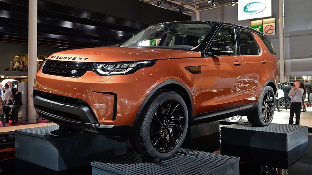 
Được phát triển dựa trên mẫu xe Discovery Vision Concept ra mắt năm 2014, Discovery 2018 nằm trên người anh em Discovery Sport trong dòng sản phẩm của hãng Land Rover. 
