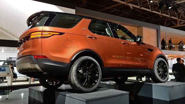 
Về động cơ, Land Rover Discovery 2018 tại Mỹ được trang bị máy xăng V6, siêu nạp, dung tích 3.0 lít với công suất tối đa 340 mã lực. Thứ hai là động cơ diesel V6, tăng áp với công suất tối đa 254 mã lực và mô-men xoắn cực đại 600 Nm tại vòng tua máy chỉ 1.750 vòng/phút.
