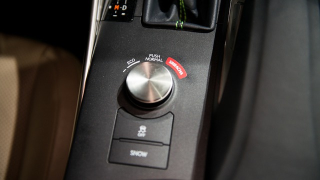 
Chế độ lái của Lexus Sriracha IS cũng được thay đổi, bao gồm 3 loại Eco, Normal và Sriracha.
