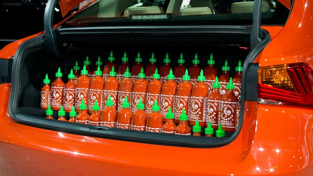 
Chưa hết, hãng Lexus còn đặt 43 chai tương ớt Sriracha vào bên trong cốp sau của Sriracha IS. Xe đi kèm chìa khóa điều khiển từ xa đặc biệt, chứa cả tương ớt Sriracha bên trong. Khi cần, người lái chỉ cần nhấn nút để đổ tương ớt từ chìa khóa lên thức ăn thông qua một lỗ nhỏ.
