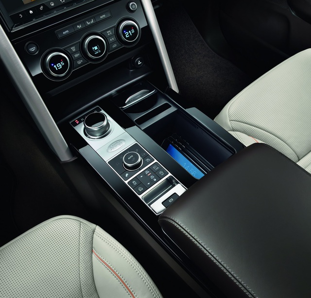 
Đối với những gia đình đông người, Land Rover Discovery 2018 là một lựa chọn lý tưởng nhờ khoang hành lý rộng rãi, khả năng kéo 3,5 tấn hàng đầu phân khúc và hàng loạt ngăn chứa đồ tiện dụng. Trên bệ tì tay trung tâm ở hàng ghế trước có một ngăn chứa đến 5 chiếc iPad Mini.
