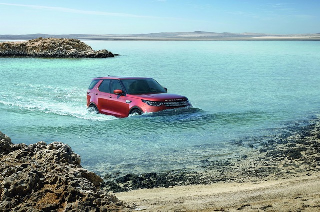 
Chưa hết, Land Rover Discovery 2018 còn sở hữu chiều cao gầm 283 mm và khả năng lội nước sâu 900 mm ấn tượng. Với những khu vực thường xuyên bị ngập nước như Hà Nội hay Sài Gòn, Land Rover Discovery 2018 có lẽ là lựa chọn hợp lý.
