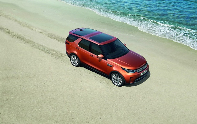 
Về thiết kế, Land Rover Discovery 2018 vẫn thừa kế một số nét đặc trưng của 27 năm qua như trần xe dạng bậc cao thấp độc đáo. Ngoài ra, Land Rover Discovery thế hệ mới còn có thiết kế gợi liên tưởng đến Discovery Vision Concept từng trình làng trong triển lãm New York 2014.
