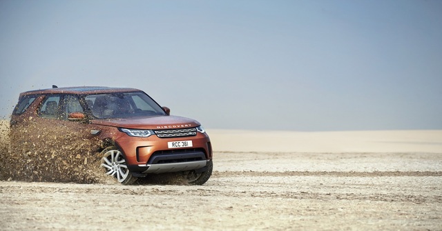 
So với phiên bản cũ, Land Rover Discovery 2018 được trang bị cấu trúc bằng nhôm nhẹ nên giảm 480 kg trọng lượng. Nhờ đó, Land Rover Discovery 2018 hứa hẹn cũng tiết kiệm nhiên liệu và thải ít khí độc hại hơn trước.
