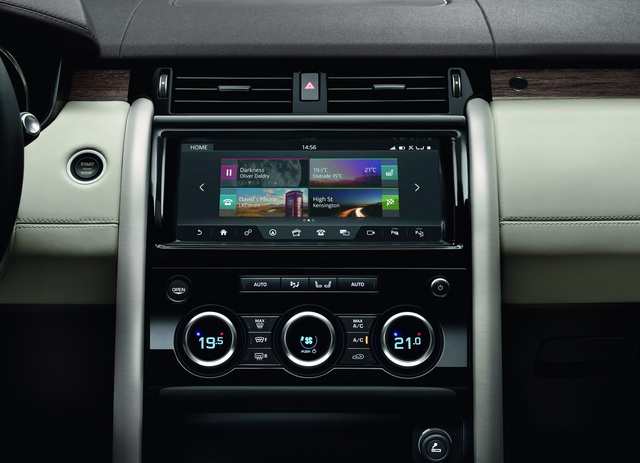 
Hệ thống thông tin giải trí InControl Touch Pro của Land Rover Discovery 2018 đi kèm màn hình cảm ứng 10 inch ở giữa cụm điều khiển trung tâm, giúp giảm 1/3 số lượng nút bấm cơ học. Hệ thống này hỗ trợ cả điện thoại dùng hệ điều hành iOS và Android.
