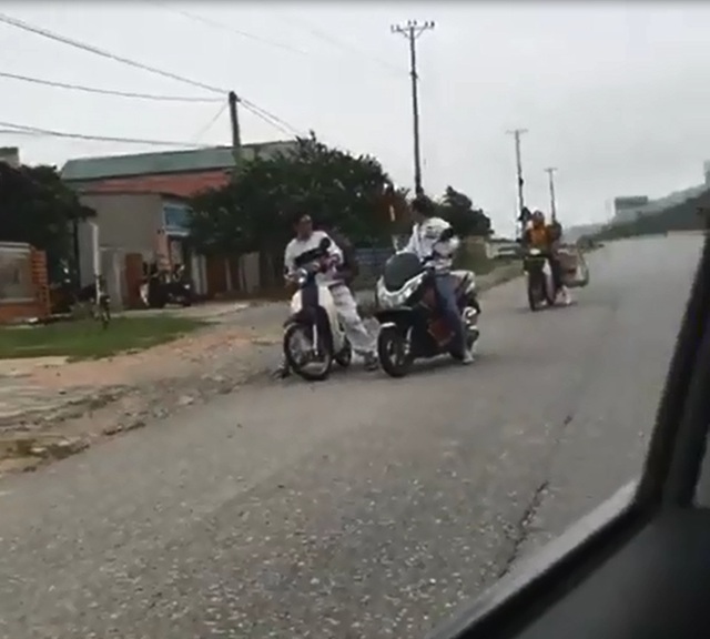
Người dân dừng lại, ngăn không cho chiếc xe máy đi tiếp. Ảnh cắt từ video
