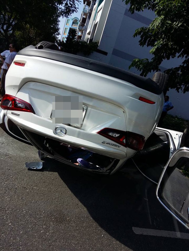 
Chiếc Mazda lật ngửa tại hiện trường vụ tai nạn. Ảnh: Bạn Hữu Đường Xa
