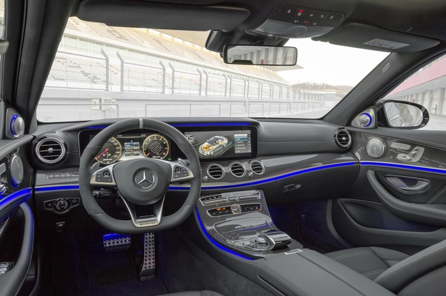 
Động cơ V8 kết hợp cùng hộp số Speedshift MCT 9 cấp tiêu chuẩn với lẫy chuyển số thể thao trên vô lăng. Cả Mercedes-AMG E63 và E63 S 2018 đều không có tùy chọn hệ dẫn động cầu sau. Thay vào đó, hãng xe Đức trang bị chế độ Drift Mode tiêu chuẩn cho Mercedes-AMG E63 S 4Matic 2018 giúp công suất chỉ truyền tới cầu sau.
