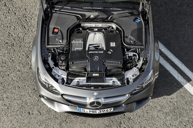 
Dự kiến chính thức trình làng trong triển lãm Los Angeles năm nay, Mercedes-AMG E63 2018 không còn dùng động cơ V8, tăng áp kép, dung tích 5,5 lít như trước nữa. Thay vào đó là động cơ V8, hút khí cưỡng bức, dung tích 4.0 lít và hệ dẫn động 4 bánh toàn thời gian 4Matic tiêu chuẩn.
